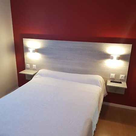 Hotel Restaurant Le Bourgneuf Morlaas Bagian luar foto