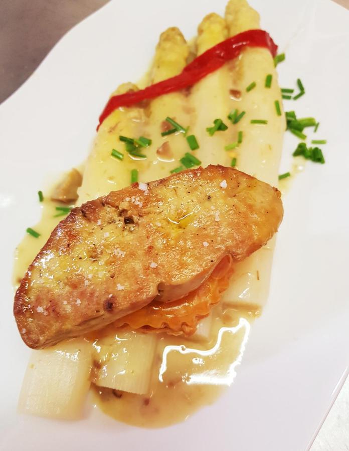 Hotel Restaurant Le Bourgneuf Morlaas Bagian luar foto