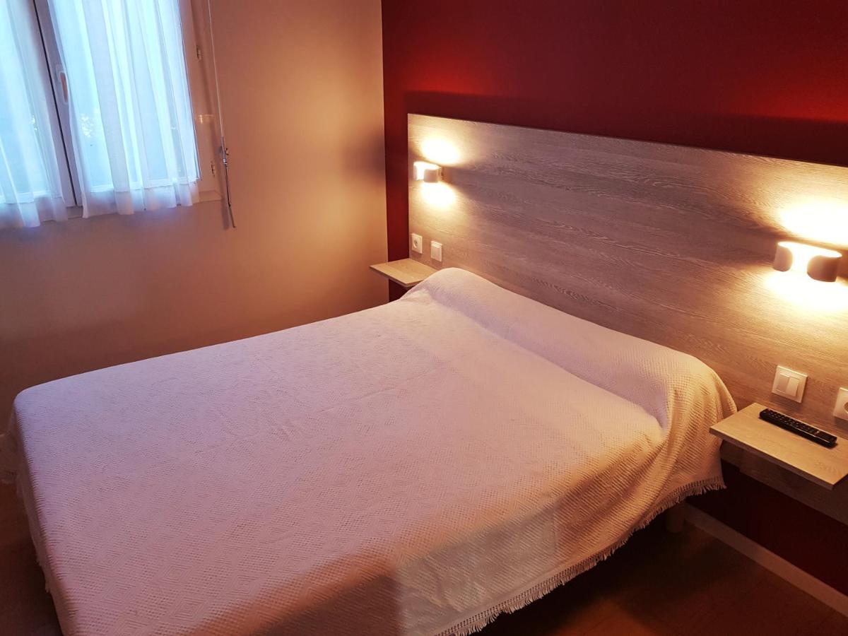 Hotel Restaurant Le Bourgneuf Morlaas Bagian luar foto