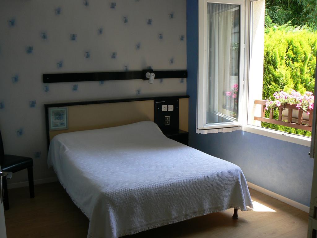 Hotel Restaurant Le Bourgneuf Morlaas Bagian luar foto