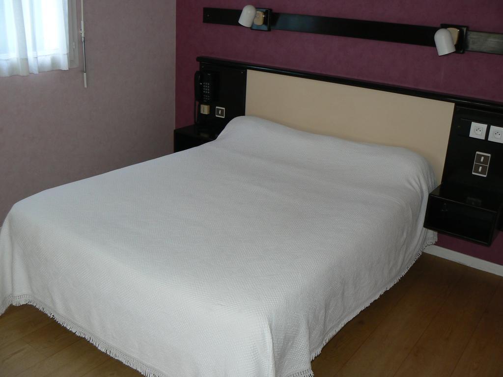 Hotel Restaurant Le Bourgneuf Morlaas Bagian luar foto