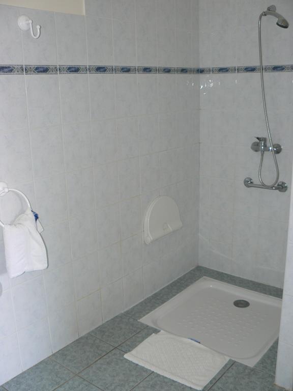 Hotel Restaurant Le Bourgneuf Morlaas Bagian luar foto